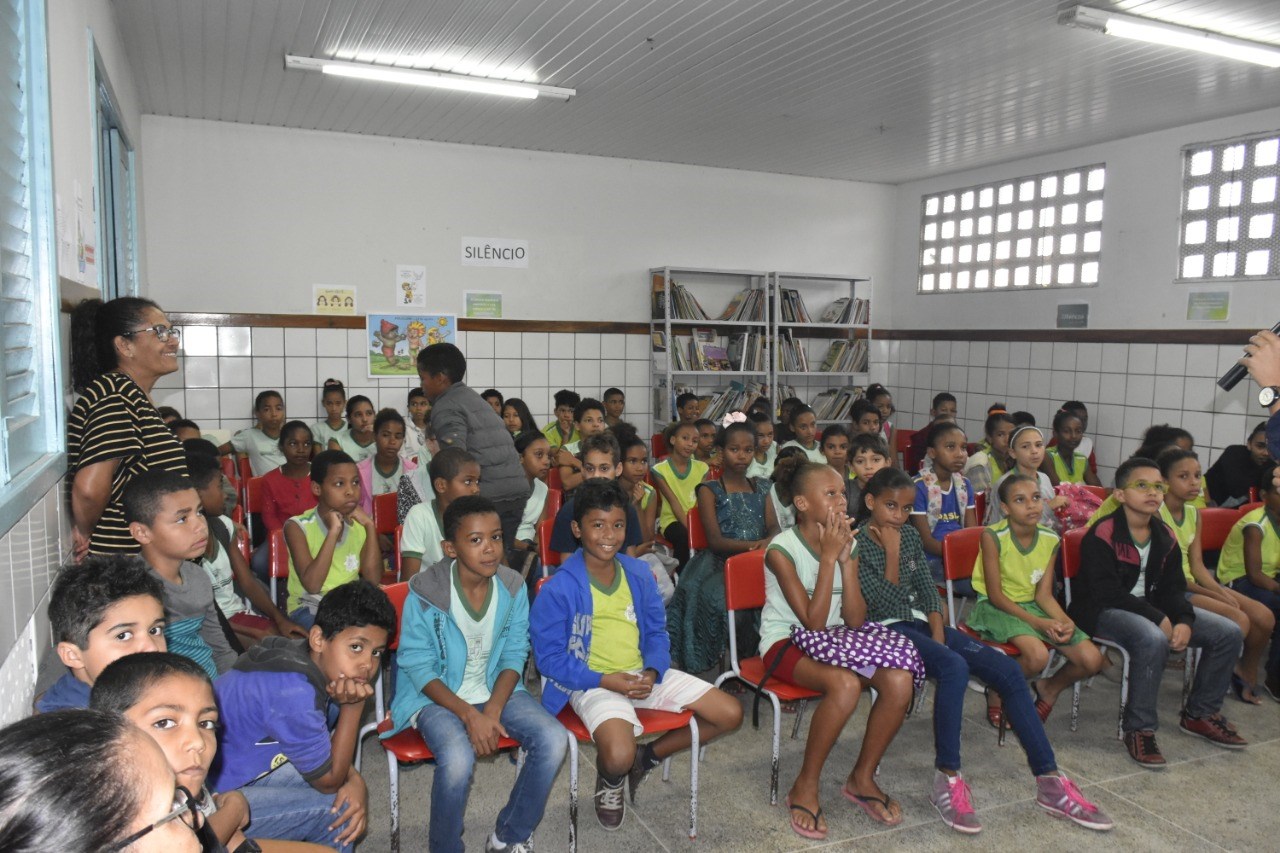 Camacã: Projeto Encontro com Escritor visita o Grupo Escolar Luíza Vargens

